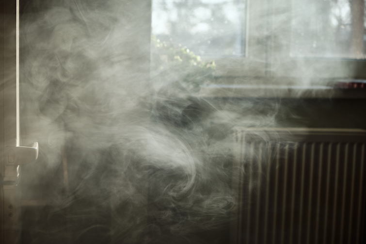 Rook in huis door pelletkachel